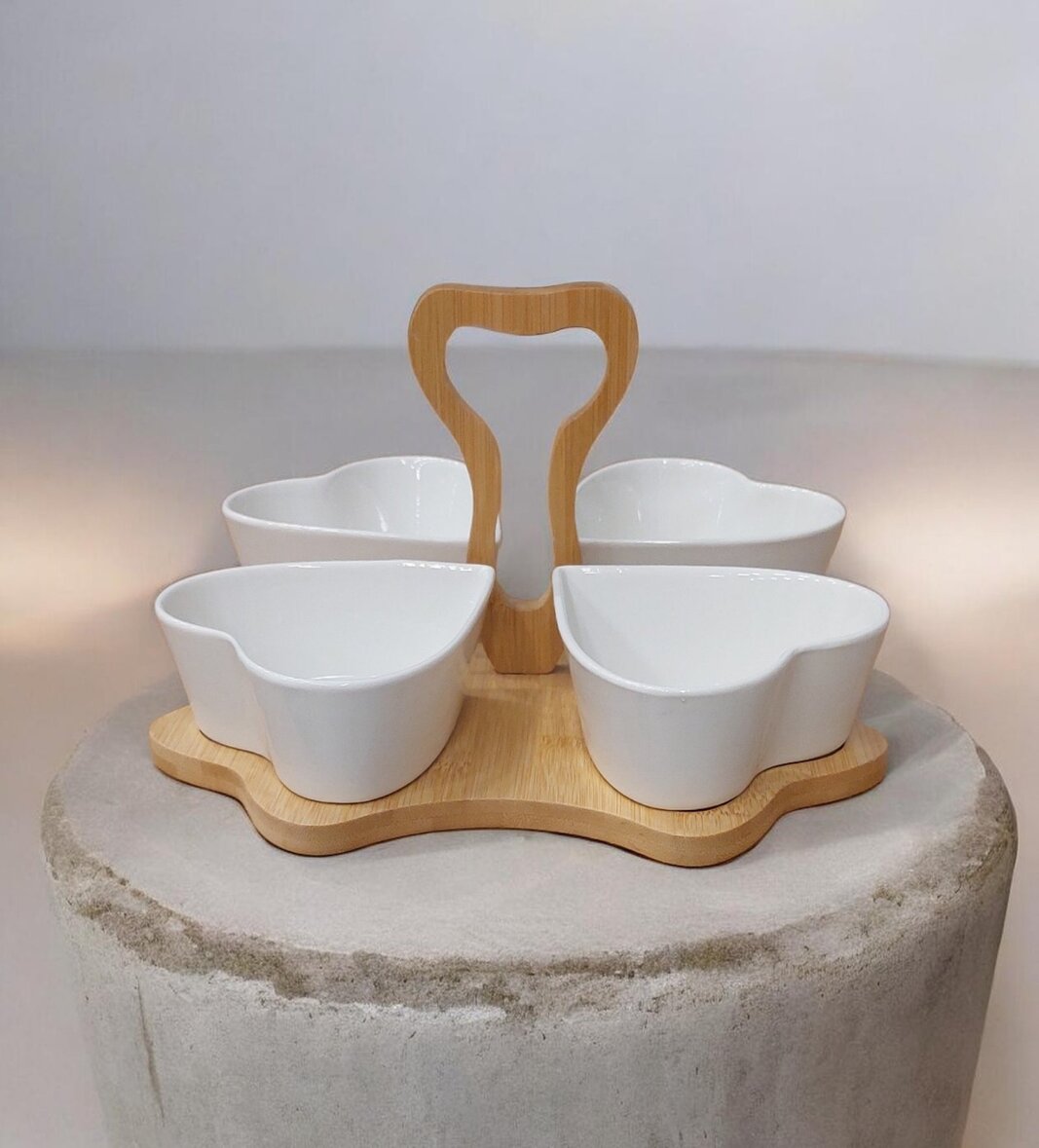 Činije na bambus dasci 80558