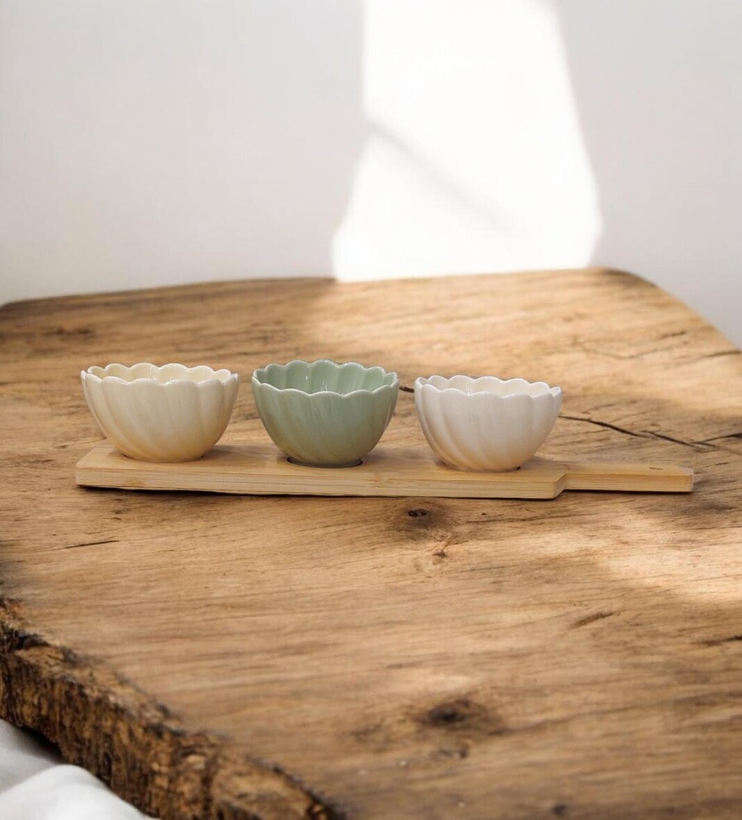 Keramičke posude na bambus dasci 80910