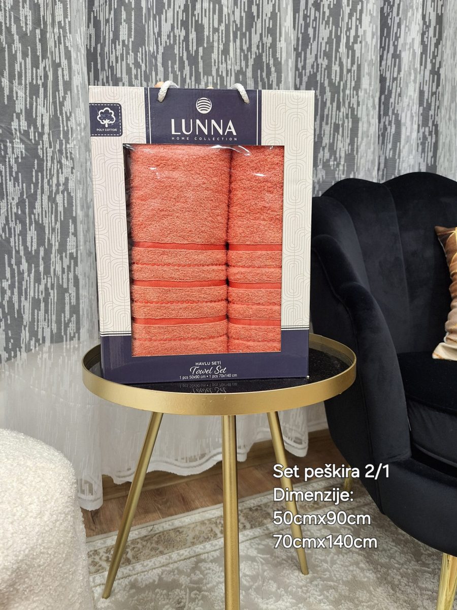 Set peškira izrađen je od 100% pamuka, visokog je kvaliteta i izuzetne mekoće, karakteriše ga visoka moć upijanja  i postojanost boja. Svojim dizajnom oplemeniće vaše kupatilo, a vama pružiti osećaj udobnosti i kpmfora. Dimenzije 50:90 cm i 70×140 cm Karakteristike materijala: – Sastav: 100 % pamuk – Zemlja proizvodnje: Turska – Proizvođač: Ramazan Islamoglu Održavanje: -Skupljanje po dužini do 2%, po mširini do 2% – Pranje na maksimalnih 60°C – Nije dozvoljeno beljenje -Može se sušiti u bubnju.