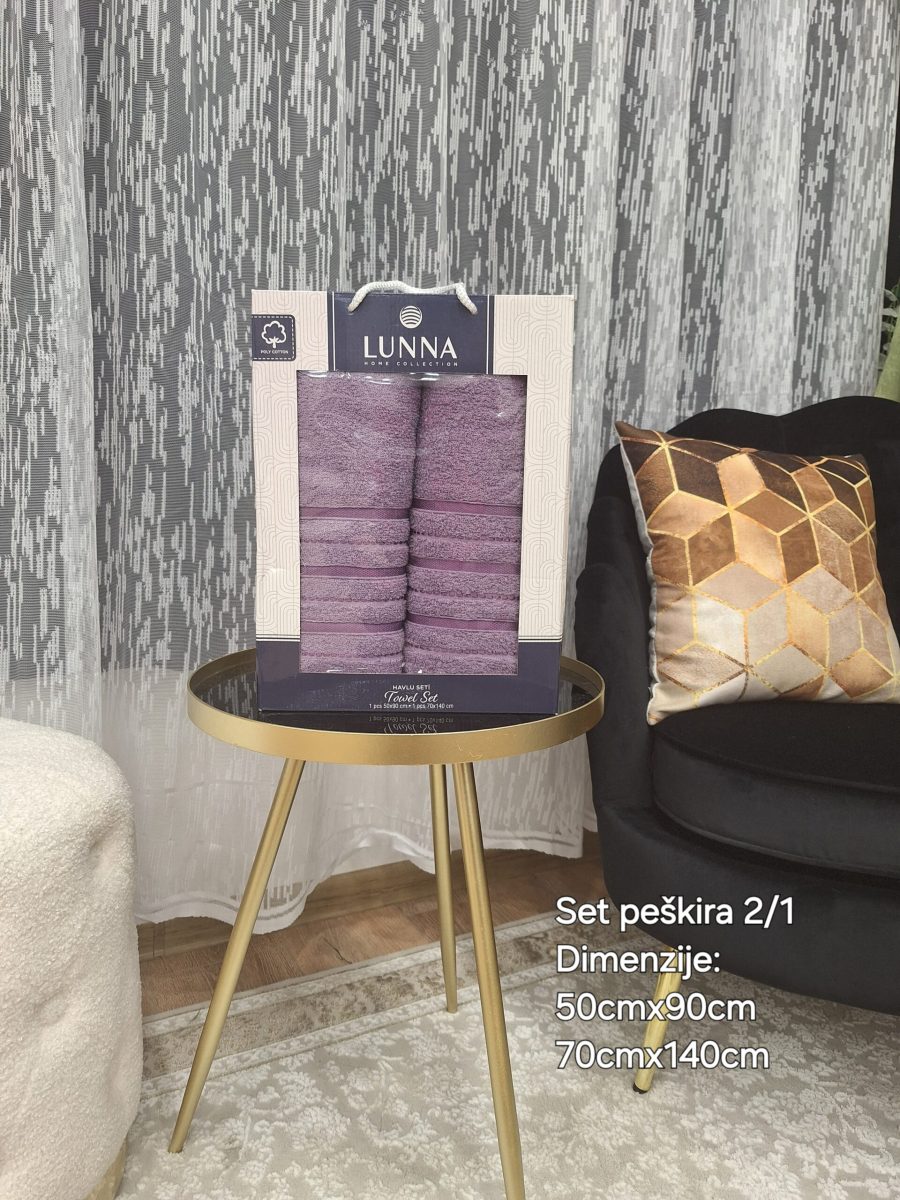Set peškira izrađen je od 100% pamuka, visokog je kvaliteta i izuzetne mekoće, karakteriše ga visoka moć upijanja  i postojanost boja. Svojim dizajnom oplemeniće vaše kupatilo, a vama pružiti osećaj udobnosti i kpmfora. Dimenzije 50:90 cm i 70×140 cm Karakteristike materijala: – Sastav: 100 % pamuk – Zemlja proizvodnje: Turska – Proizvođač: Ramazan Islamoglu Održavanje: -Skupljanje po dužini do 2%, po mširini do 2% – Pranje na maksimalnih 60°C – Nije dozvoljeno beljenje -Može se sušiti u bubnju.