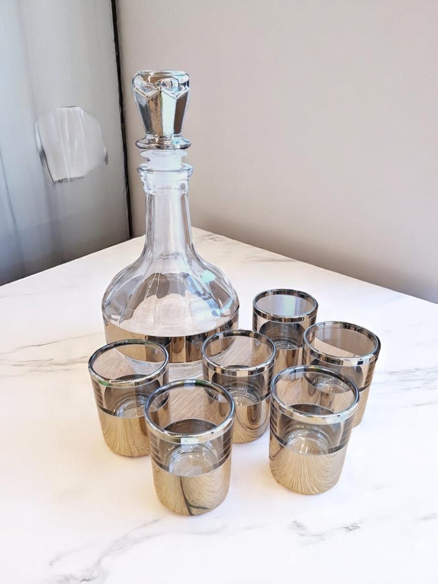 set flase sa čašama, zlatna boja seta flaše sa čašama
