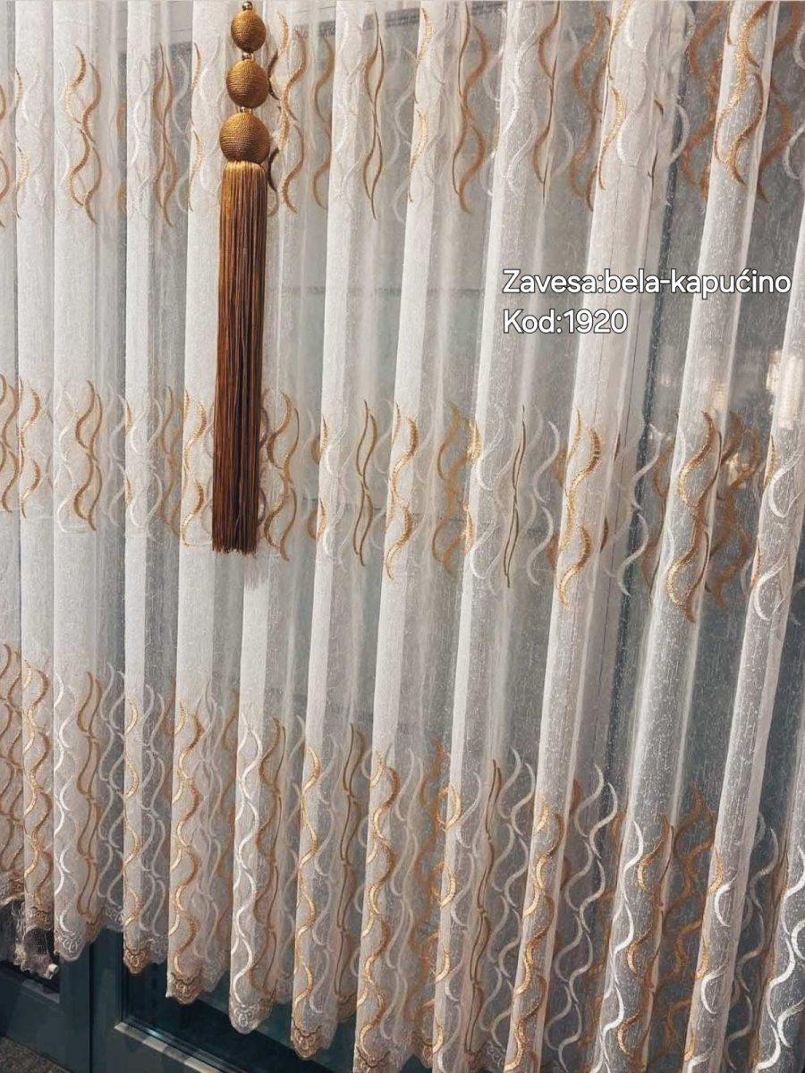 Zavesa od bambusa – Luksuzan izgled i kvalitet Dodajte sofisticiranost svom enterijeru uz zavesu od bambusa – kvalitetnu i elegantnu zavesu koja se odlikuje prefinjenim radom, luksuznim izgledom i savršenim padom. Zahvaljujući optimalnoj težini, zavesa lepo pada, dok njen prelep dezen upotpunjuje svaki prostor. Karakteristike zavese: -Bez gužvanja – nema potrebe za peglanjem -Jednostavno održavanje – pranje u mašini na 30°C -Zavese za prozore, zavese za dnevnu sobu i kratke zavese do radijatora -Besplatno šijemo zavese po meri – unesite dimenzije u tabelu Bilo da tražite zavese za prozore, zavese za dnevnu sobu, kratke zavese ili zavese po meri, naša zavesa od bambusa pružiće vam luksuz i praktičnost! Karakteristike materijala: -Sirovisnki sastav:  100% Poliester - Zemlja proizvodnje: Turska -Naziv proizvođača: Birton tekstil -Mogućnost šivenja po meri – kontaktirajte nas na 0652215534 Održavanje: - Pranje na maksimalnih 30°C - Nije dozvoljeno beljenje - Dopušteno sušenje u sušilici - Peglanje do 110°C - Dozvoljeno hemijsko čišćenje -Sakupljanje po dužini +0,56 u %                 po širini -1.65