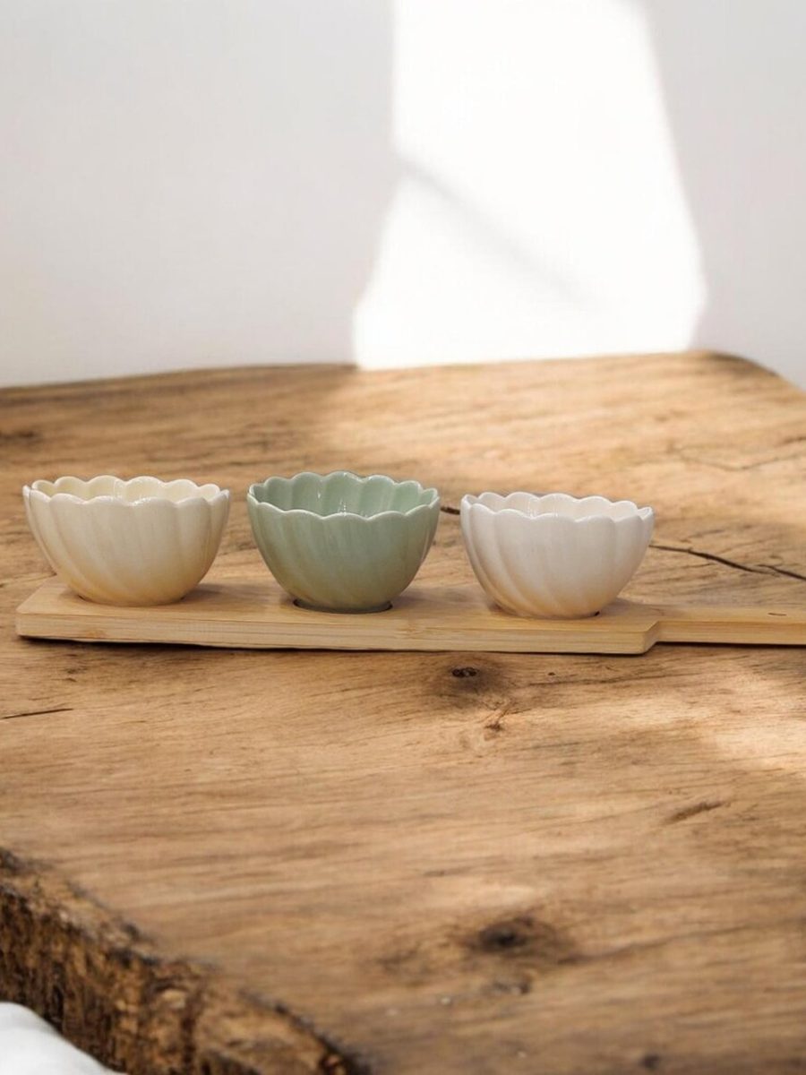 Keramičke posude na bambus dasci 80910