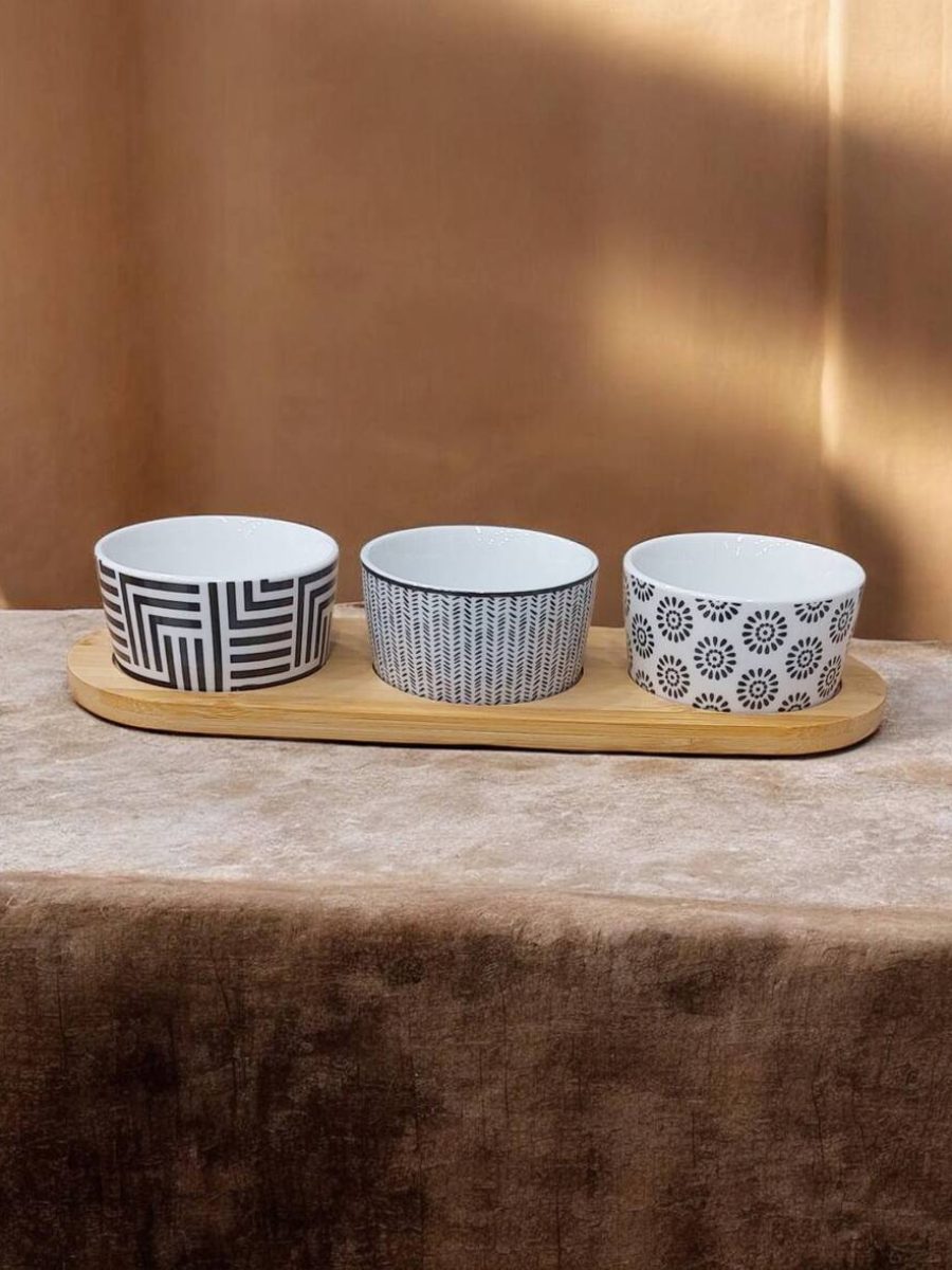 Keramičke posude na bambus dasci 80916